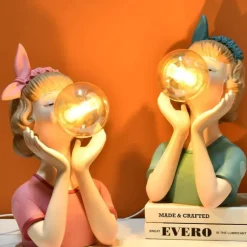 Entzückende Mädchenfigur aus Kunstharz – niedlicher Akzent für die Inneneinrichtung