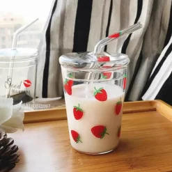 Erdbeerglasbecher – süßes hitzebeständiges Trinkgefäß mit Strohhalm, 300–350 ml