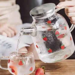 Erdbeer-Glasbecher mit Strohhalm und Deckel – Klarer, hochwertiger Wasserbecher für Milch und Saft