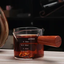 Espressokanne aus Glas mit Doppelauslauf und Holzgriff