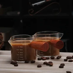 Espressokanne aus Glas mit Doppelauslauf und Holzgriff