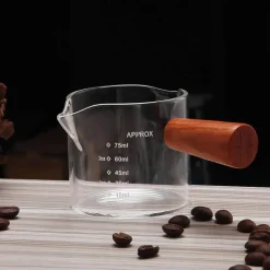 Espressokanne aus Glas mit Doppelauslauf und Holzgriff