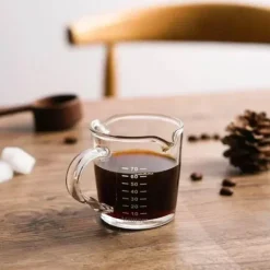 Espresso-Messbecher aus Glas mit Doppelöffnungs-Messskala für perfekte Lattes