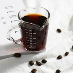 Espresso-Messbecher aus Glas mit Doppelöffnungs-Messskala für perfekte Lattes