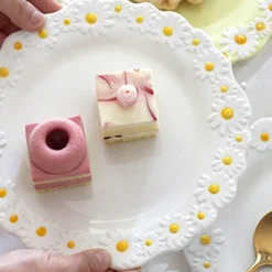 Essteller aus Keramik mit Gänseblümchenprägung – elegantes Blumengeschirr