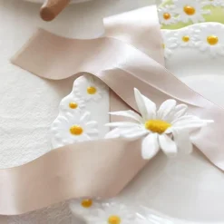 Essteller aus Keramik mit Gänseblümchenprägung – elegantes Blumengeschirr