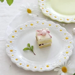 Essteller aus Keramik mit Gänseblümchenprägung – elegantes Blumengeschirr