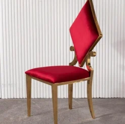 Esszimmerstuhl aus Edelstahl – Luxuriöses Spielkartendesign