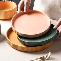 Farbenfroher Essteller aus Keramik – Stilvolles Geschirr für alle Gelegenheiten