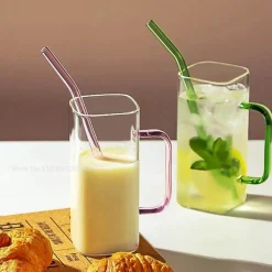 Farbige Glasbecher mit Strohhalm – Lustiges Trinkgeschirr-Set