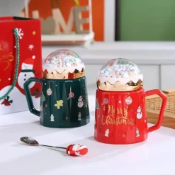 Festliche Weihnachtstasse mit Deckel und Löffel – Weihnachtskaffeetasse als Geschenk