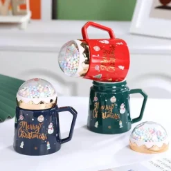 Festliche Weihnachtstasse mit Deckel und Löffel – Weihnachtskaffeetasse als Geschenk
