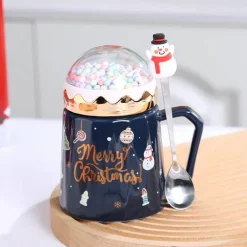 Festliche Weihnachtstasse mit Deckel und Löffel – Weihnachtskaffeetasse als Geschenk