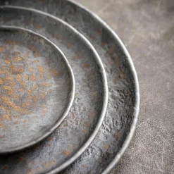 Flacher Teller mit Hammermuster – Hochwertiges Keramikgeschirr
