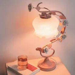 Florale Tischlampe - Elegante Wohnbeleuchtung