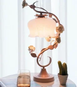Florale Tischlampe - Elegante Wohnbeleuchtung