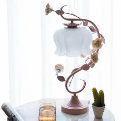 Florale Tischlampe - Elegante Wohnbeleuchtung