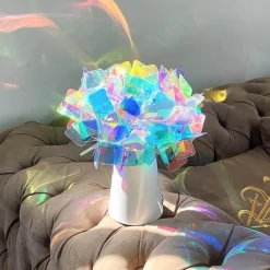 Florale Tischlampe – Romantische Akzentbeleuchtung mit Blütenblättern