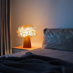 Florale Tischlampe – Romantische Akzentbeleuchtung mit Blütenblättern