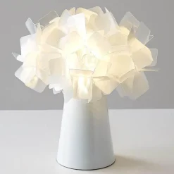 Florale Tischlampe – Romantische Akzentbeleuchtung mit Blütenblättern