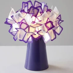 Florale Tischlampe – Romantische Akzentbeleuchtung mit Blütenblättern