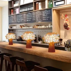 Florale Tischlampe – Romantische Akzentbeleuchtung mit Blütenblättern