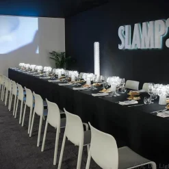 Florale Tischlampe – Romantische Akzentbeleuchtung mit Blütenblättern