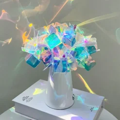 Florale Tischlampe – Romantische Akzentbeleuchtung mit Blütenblättern