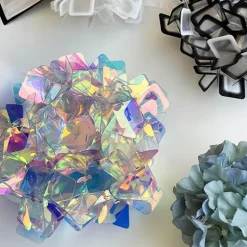 Florale Tischlampe – Romantische Akzentbeleuchtung mit Blütenblättern