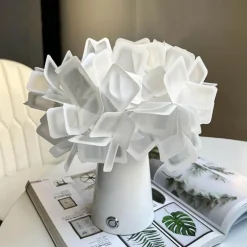 Florale Tischlampe – Romantische Akzentbeleuchtung mit Blütenblättern