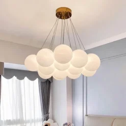 Französischer Glaskronleuchter – Elegante, leuchtende Beleuchtung für Innenräume