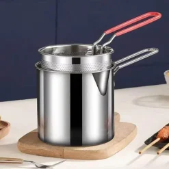 Frittiertopf mit Sieb für perfekt knusprige Hähnchen-Pommes Frites