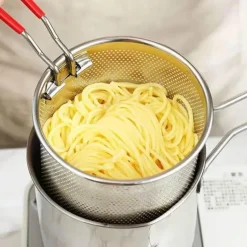 Frittiertopf mit Sieb für perfekt knusprige Hähnchen-Pommes Frites