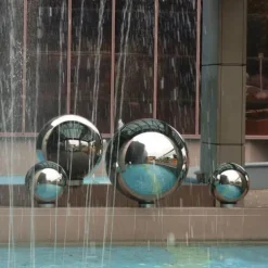 Gartenkugel aus Edelstahl mit Spiegel – Modernes Ornament für den Außenbereich