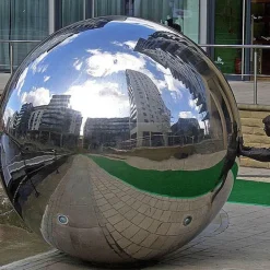 Gartenkugel aus Edelstahl mit Spiegel – Modernes Ornament für den Außenbereich