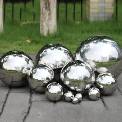 Gartenkugel aus Edelstahl mit Spiegel – Modernes Ornament für den Außenbereich