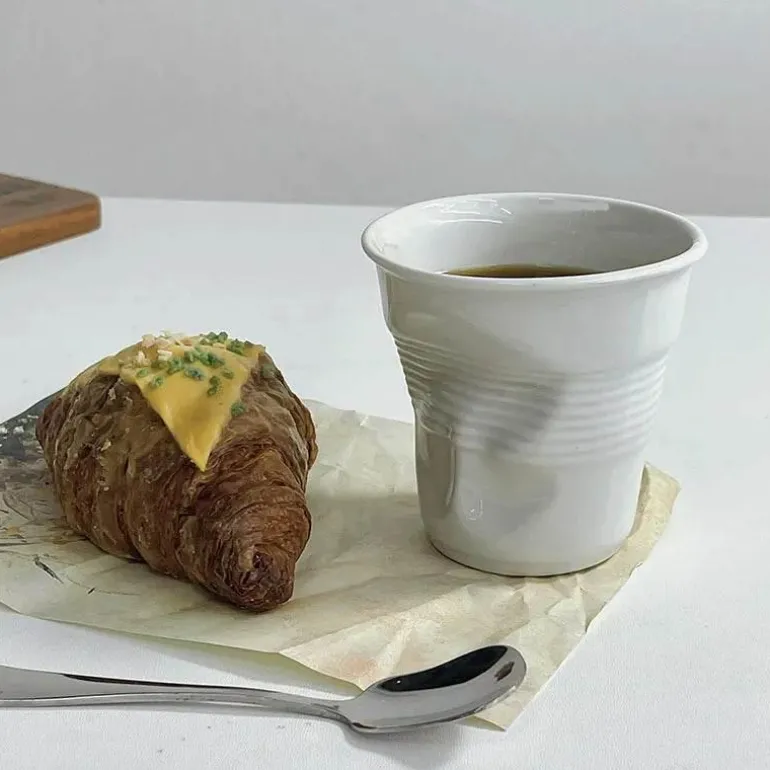Gebogene Keramiktasse – kreatives, realistisches Design