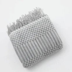Gemütliche nordische Überwurfdecke – Quastenschal für Bettsofa
