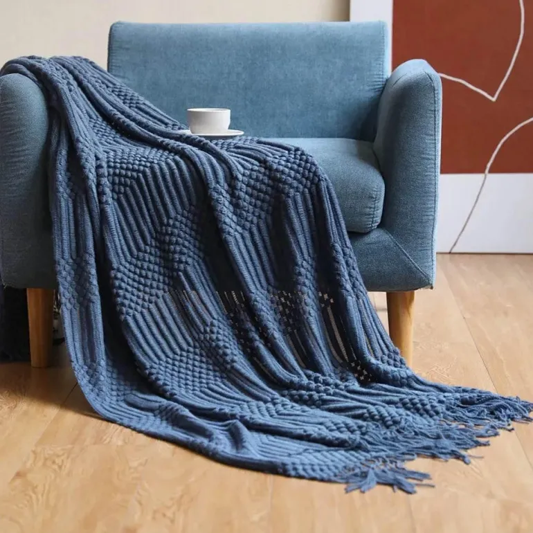 Gemütliche nordische Überwurfdecke – Quastenschal für Bettsofa