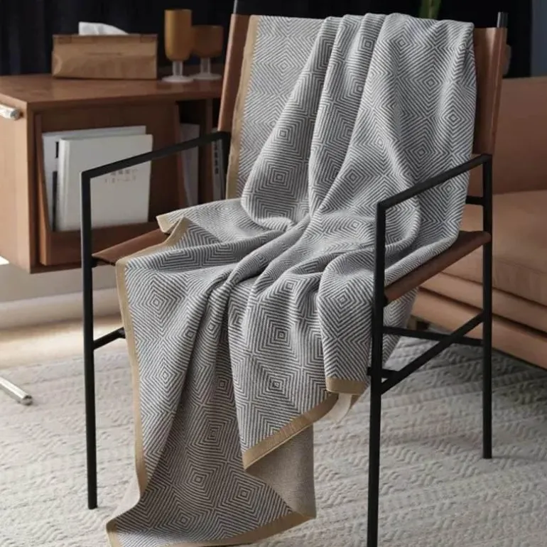 Gemütliche nordische Strickdecke – stilvoller Sofaüberwurf für die Heimdekoration