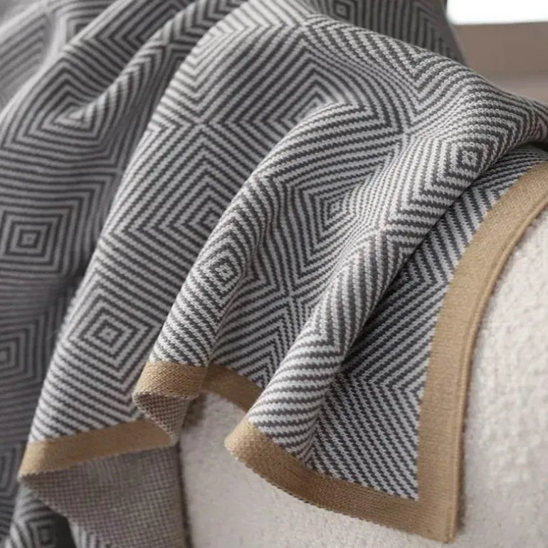 Gemütliche nordische Strickdecke – stilvoller Sofaüberwurf für die Heimdekoration