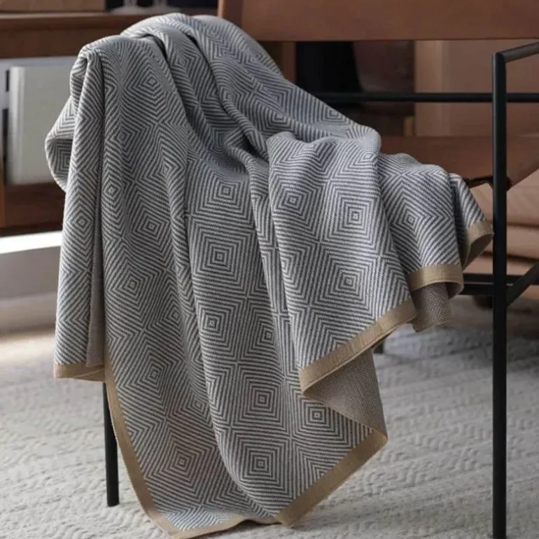 Gemütliche nordische Strickdecke – stilvoller Sofaüberwurf für die Heimdekoration