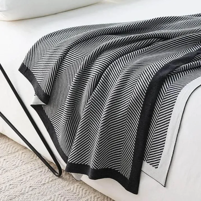 Gemütliche nordische Strickdecke – stilvoller Sofaüberwurf für die Heimdekoration