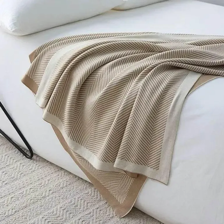 Gemütliche nordische Strickdecke – stilvoller Sofaüberwurf für die Heimdekoration