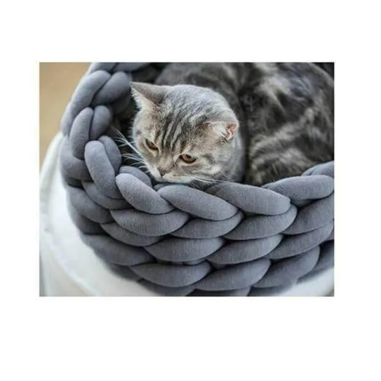 Gemütliches Strick-Haustierbett – Handgefertigter Komfort für Katzen und Hunde