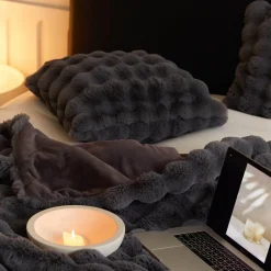 Genevieve Pelz-Überwurfdecke – weiche, gemütliche Dekodecke