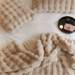 Genevieve Pelz-Überwurfdecke – weiche, gemütliche Dekodecke