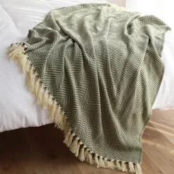 Geometrische Strickdecke – weiches, gemütliches Dekor