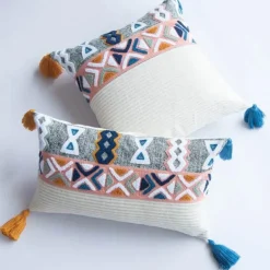 Geometrischer Kissenbezug mit Quaste – besticktes Kissen für die Inneneinrichtung