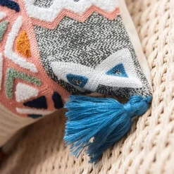 Geometrischer Kissenbezug mit Quaste – besticktes Kissen für die Inneneinrichtung